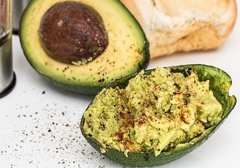  Deliciosa ensalada de pollo con aguacate y yogur