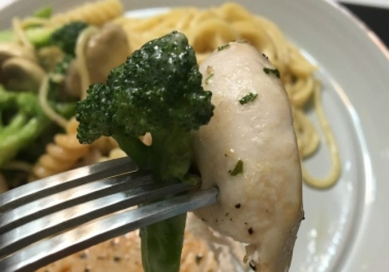  Pasta estilo Alfredo con pollo y brócoli