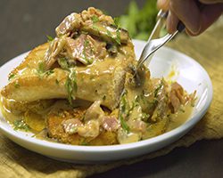  Pollo con champiñones y tocino