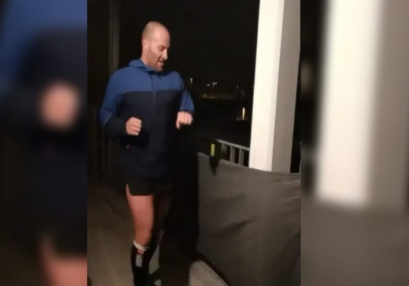  Por el aislamiento corrió una maratón completa en su balcón