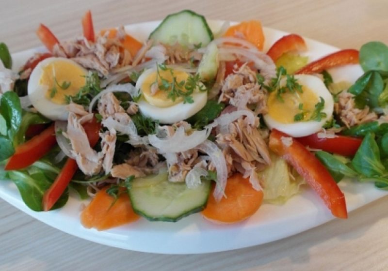  Ensalada mixta de atún, nutritiva, fresca y mucho sabor