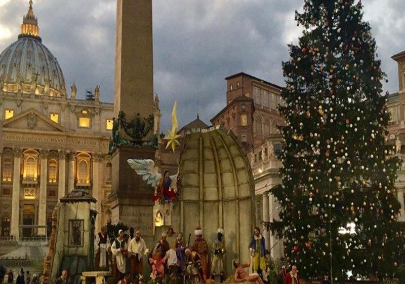  El Vaticano inaugura su Belén y enciende su árbol de Navidad