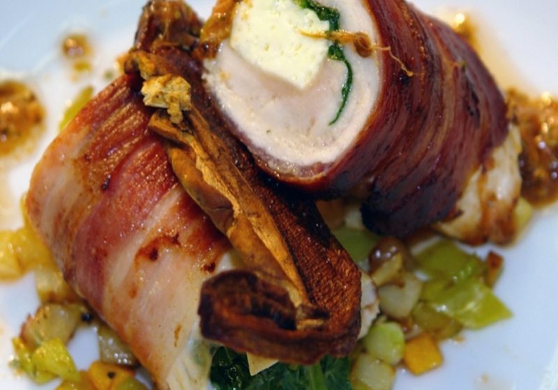 Sorprendiendo a la familia: Rollos de pollo y tocineta en salsa de cerveza