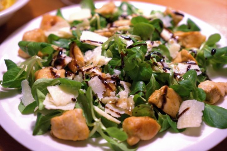  ¡Fresca, ligera y nutritiva! Ensalada de pollo con semillas de sésamo y orégano