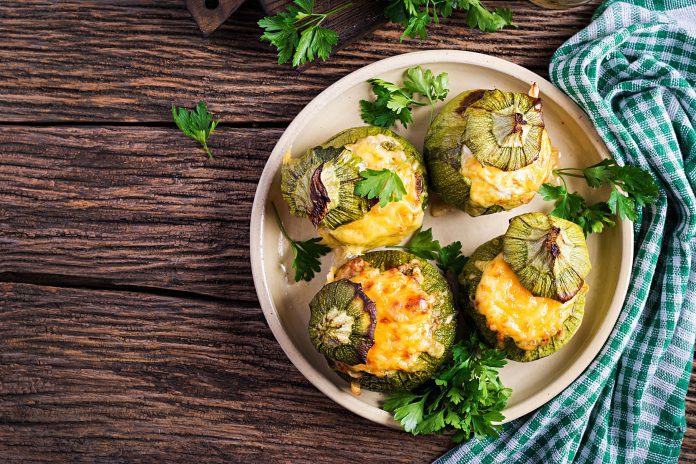  Un buen almuerzo: Calabacines rellenos de pollo y pimientos