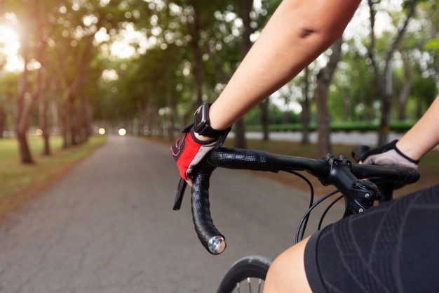 Un policía es acusado de maltratar y humillar a una mujer ciclista
