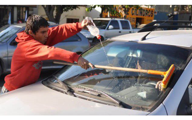 Vendedores se pelean semáforos por el rebusque en la ciudad