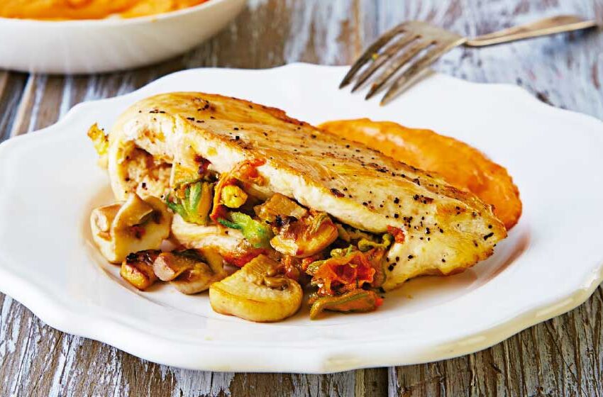  Pechugas rellenas de verduras con puré de pimiento