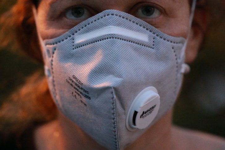  Crearon cubrebocas que cambia de color cuando detecta fiebre