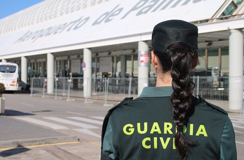  De un mordisco, hombre le arrancó parte de la oreja a otro pasajero en un avión
