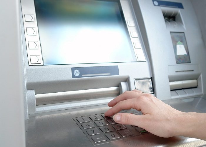  Con adhesivo alteran cajeros automáticos para  robar a los usuarios