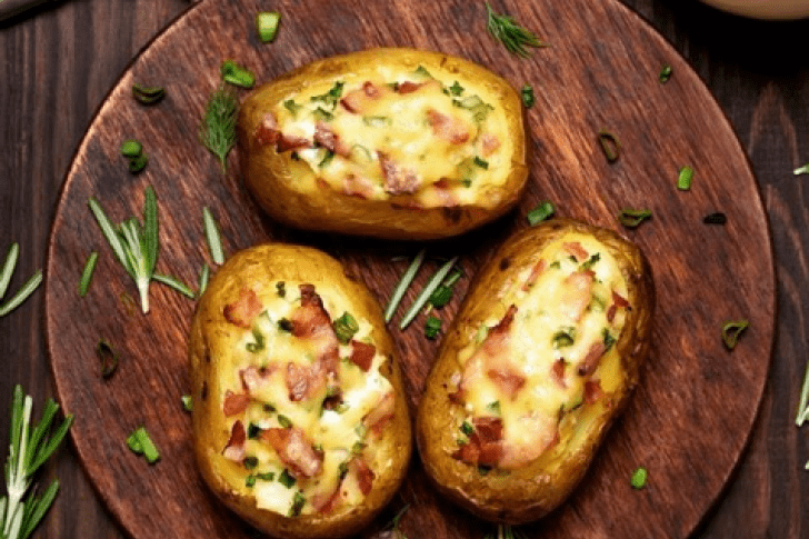  Papas rellenas con queso y tocineta