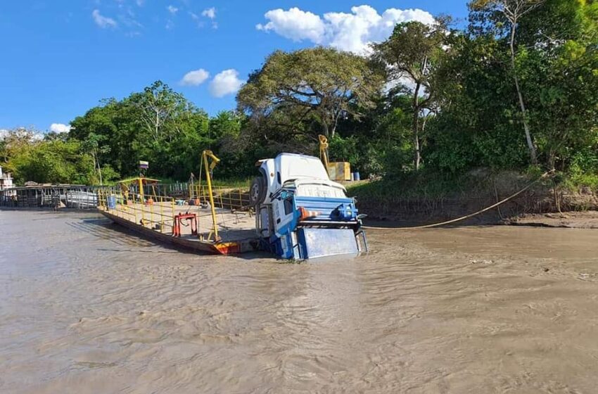  Con Guayas y planchón buscan rescatar del río Meta un carro cargado de residuos aceitosos