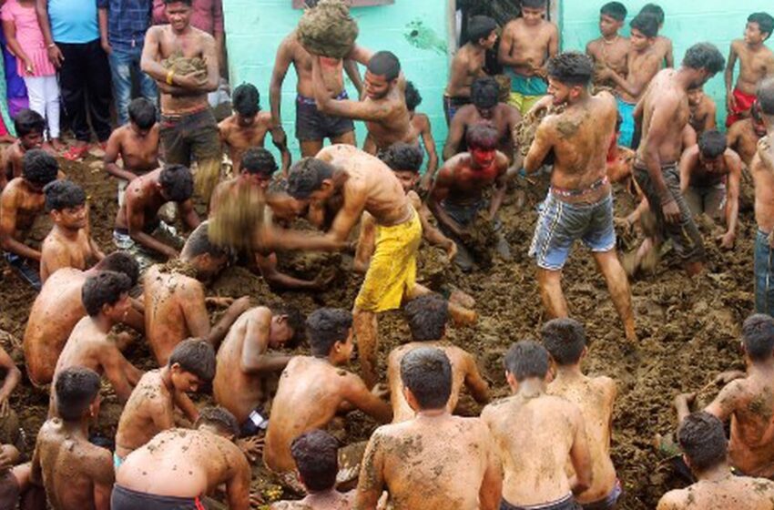  [Video] La inusual y repulsiva batalla con popó de vaca que celebran en pueblo de India