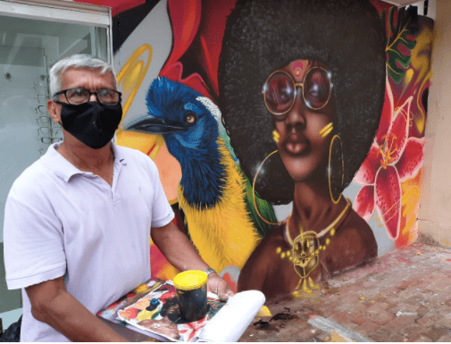  Grafitero de 63 años pinta mural en el centro de la ciudad, con apoyo de tallerista de Corcumvi