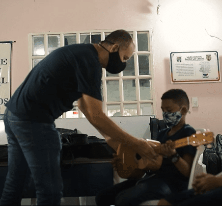  Corcumvi entrega 15 instrumentos para el aprendizaje del cuatro llanero