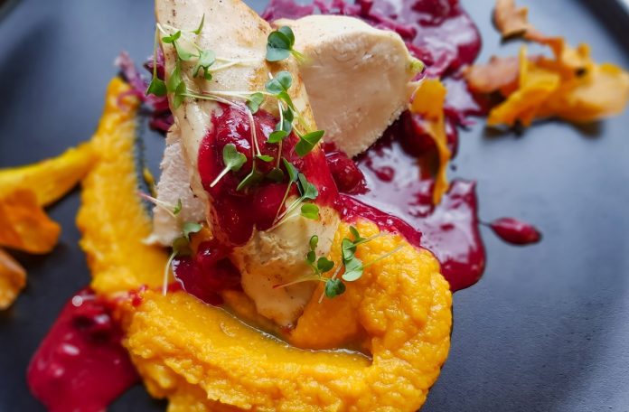  Solomillo de pavo con salsa de arándanos y puré de calabaza⁣⁣