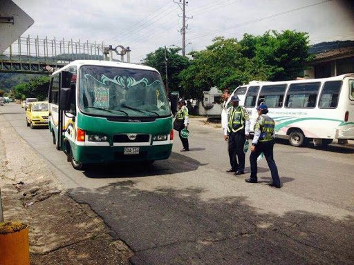  Control a busetas colectivas de servicio público por exceso de pasajeros