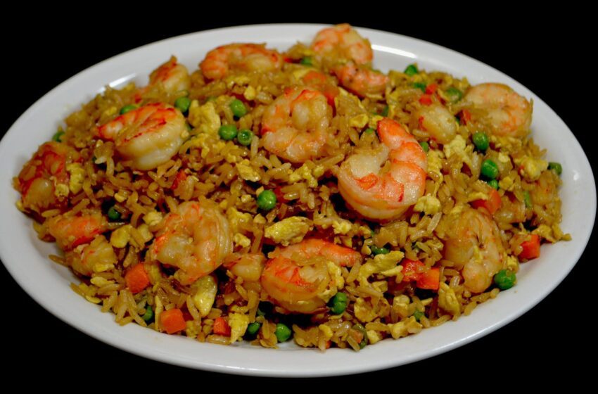  Una delicia de arroz al estilo chino con camarones