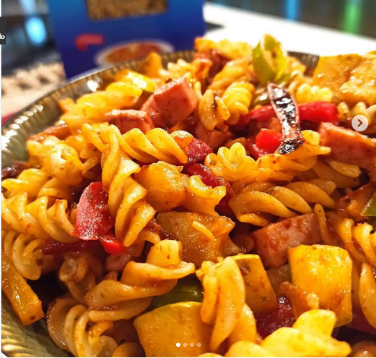  Una delicia para la familia, tornillitos con pimientos salteados