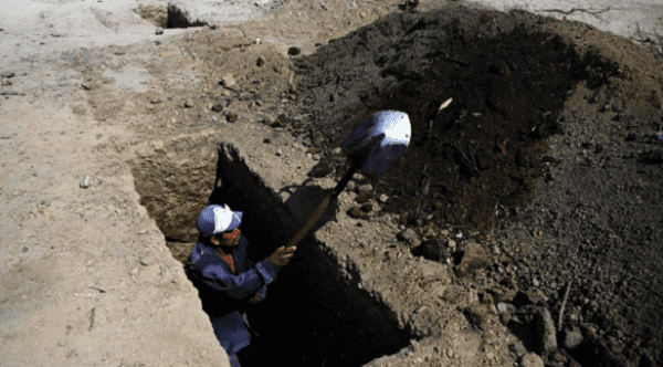  Empleado de cementerio falleció ahogado por tierra de tumba que él mismo cavó