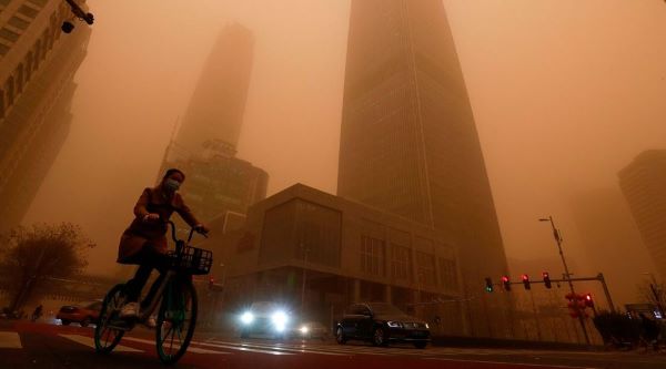  Tormenta de arena de 100 metros de altura cubre ciudad china y la deja a oscuras