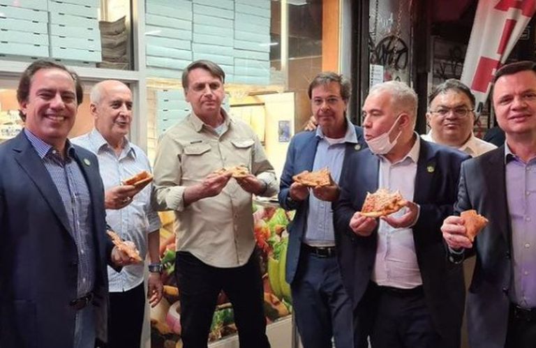  Bolsonaro tuvo que comer pizza en la calle; no pudo ir a restaurante, al no estar vacunado