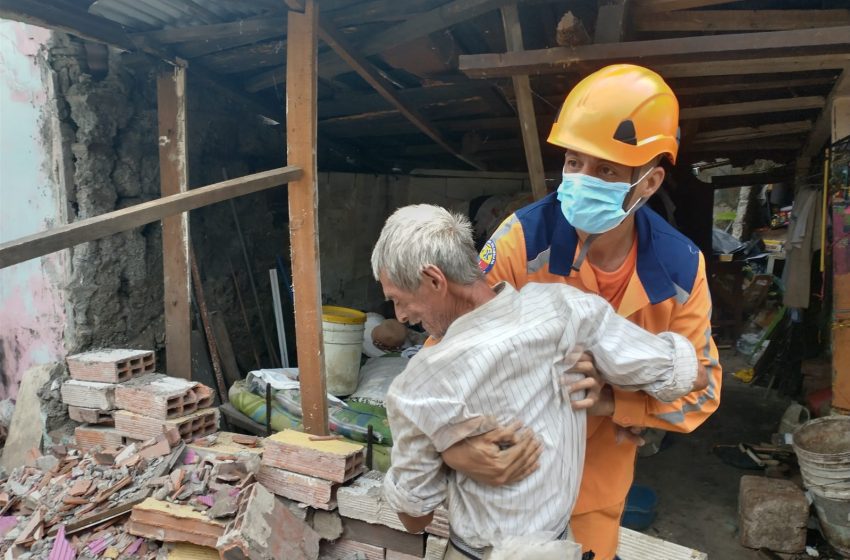  Sano y salvo la Defesa Civil rescató a un veterano de 87  años cuando se derrumbó parte de su casa
