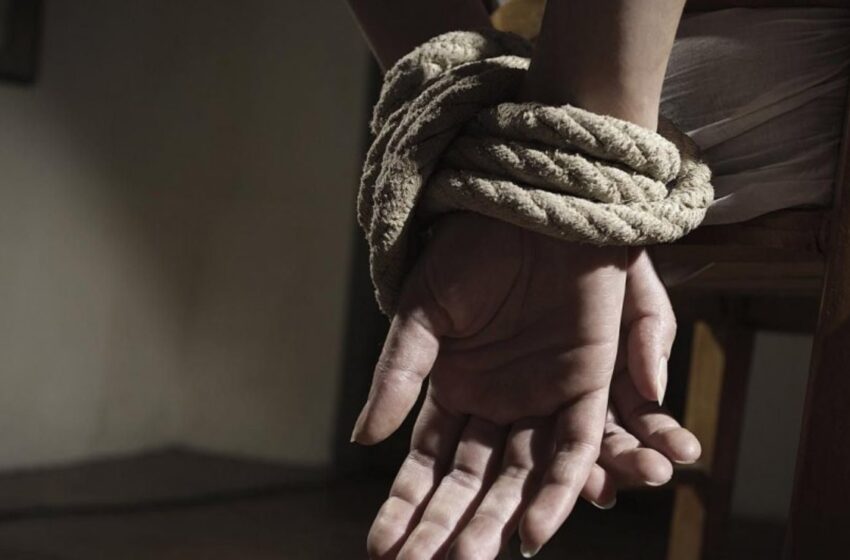  Mujer que estuvo secuestrada por su papá durante 14 años fue rescatada gracias a mensaje