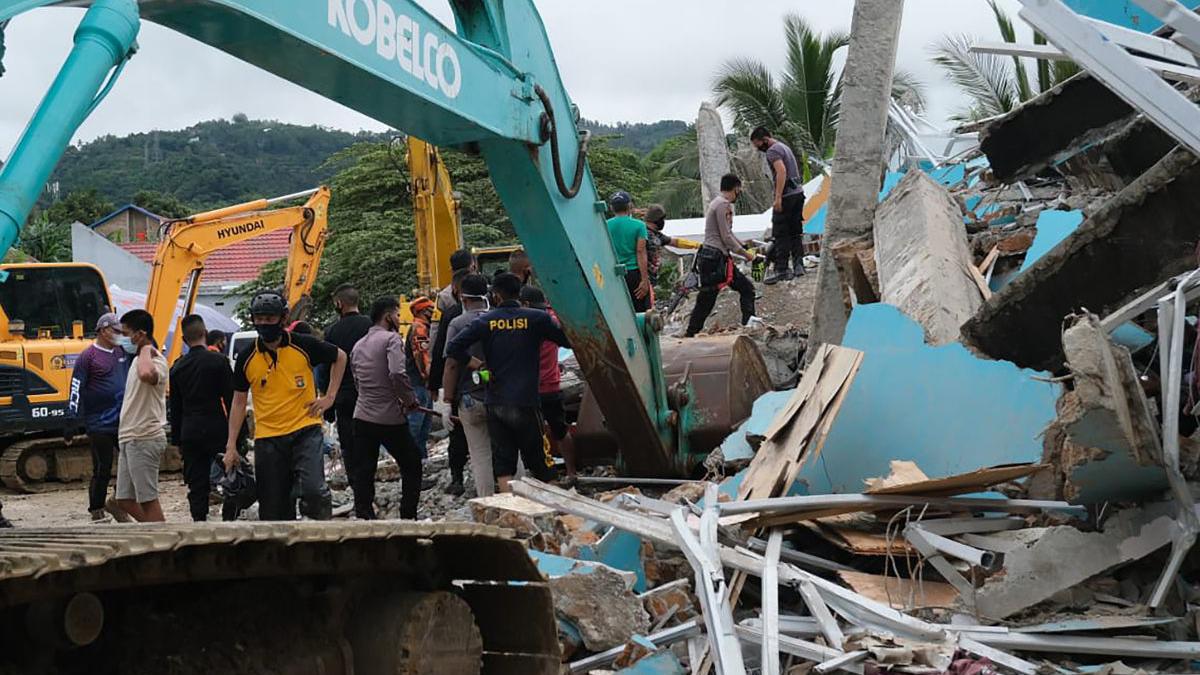 Al menos 2 muertos tras terremoto de 6,2 en la isla indonesia de Sumatra.