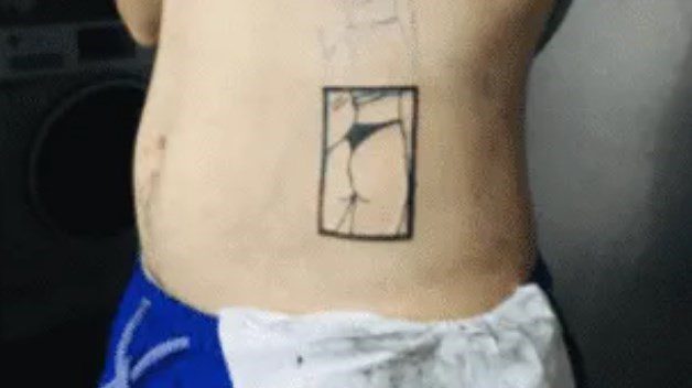  Se tatuó el trasero de su novia como muestra de su más profundo amor