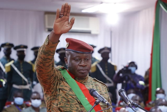  La junta golpista de Burkina Faso aprueba una transición de tres años.