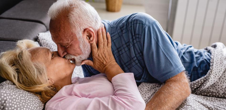  Para una mejor vida sexual en la vejez, mostrar lo que se tiene, la caricia y el beso, son fundamentales.
