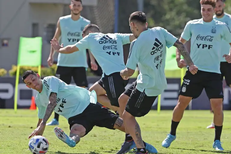  Argentina se entrena con dos bajas y a la espera de Messi, Paredes y Di María