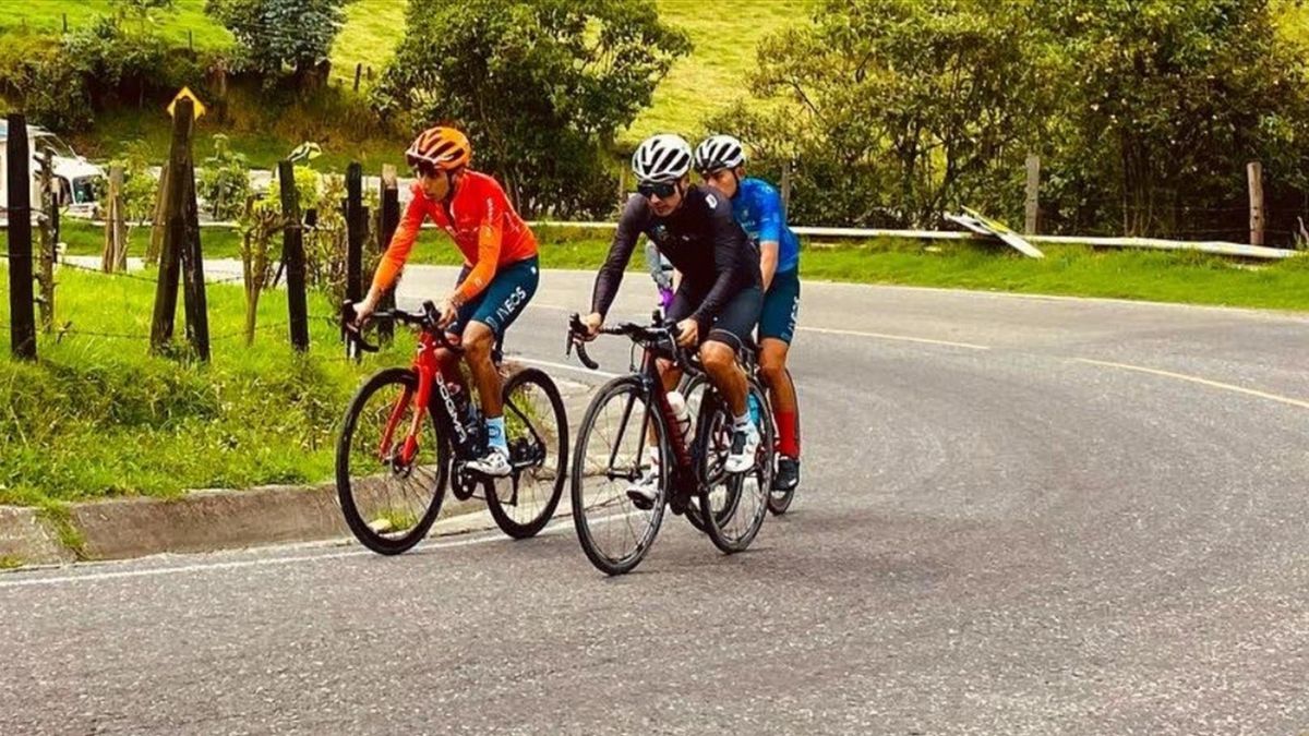  Bernal vuelve a la bicicleta en carretera dos meses después del accidente