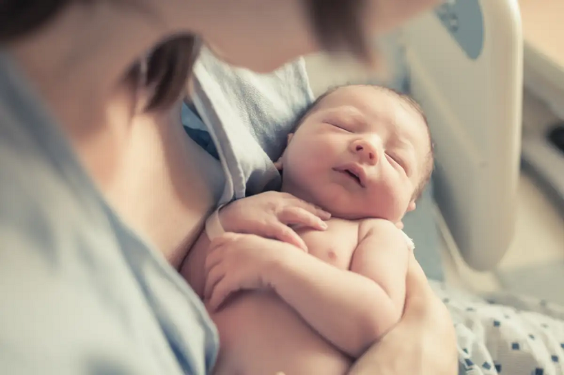  NIÑA ACUDIÓ AL HOSPITAL CON DOLOR DE ESTÓMAGO… Y ACABÓ DANDO A LUZ LA EMBARAZÓ SU PAPÁ