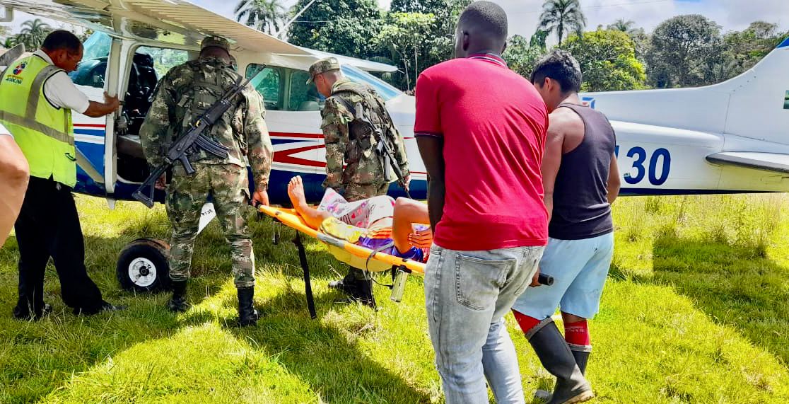  Soldados auxiliando a indígena mordido por culebra venenosa