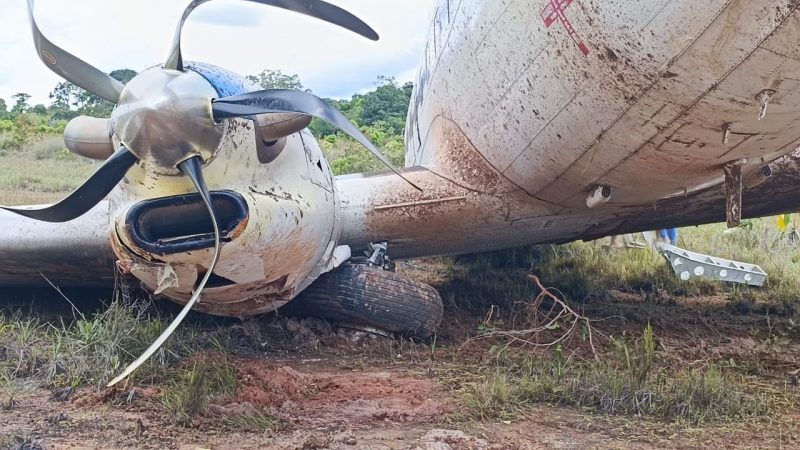  Avión DC-3 sufrió problemas al aterrizar y quedo fuera de la pista en Barrancominas
