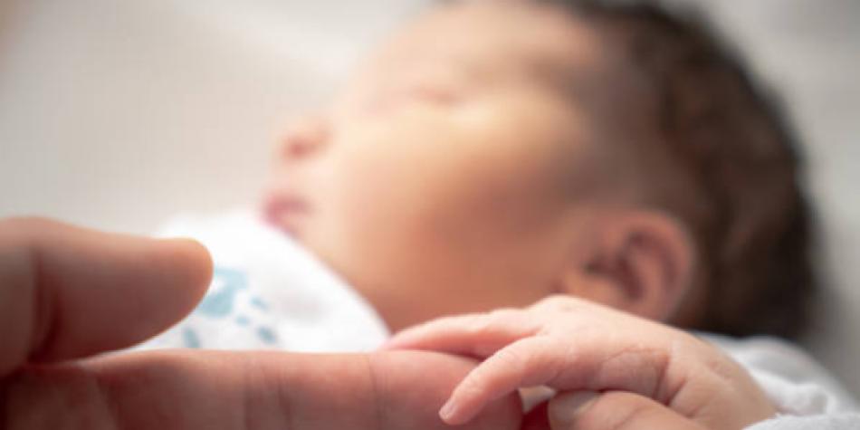 Niña Jiw de dos meses murió al caer de la cama y solo al día siguiente la encontraron