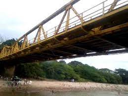 El puente sobre el río Charte está a punto de colapsar por avalancha del cauce