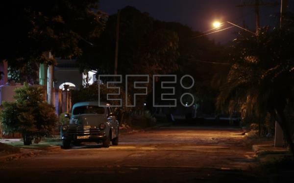 CUBA APAGONES – La Unión Eléctrica de Cuba prevé apagones por un déficit del 31 % en el servicio