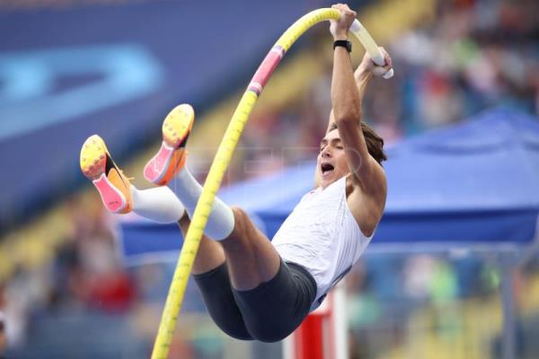  ATLETISMO POLONIA – Duplantis vuela sobre los 6,10, su salto número 50 sobre los 6 metros