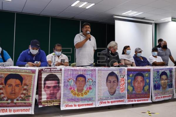MÉXICO AYOTZINAPA – Padres de Ayotzinapa: No hay “pruebas técnicas” en informe de Comisión
