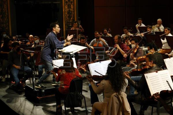  COLOMBIA MÚSICA – Orozco-Estrada dirige las cinco sinfonías de Mendelssohn en Bogotá