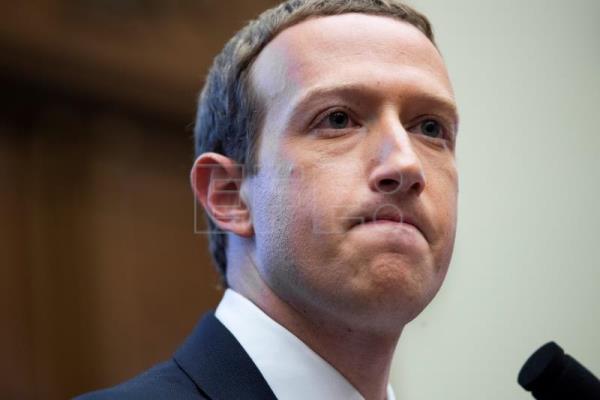 EEUU FACEBOOK – Zuckerberg dice que sufre cada día cuando se despierta y mira su teléfono
