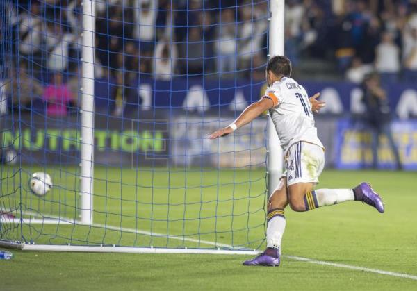  FÚTBOL ESTADOS UNIDOS – ‘Chicharito’ marca un mes después, pero los Galaxy caen en Kansas City