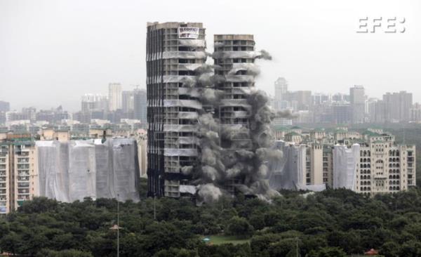 INDIA DEMOLICIÓN – La India derriba sus torres gemelas entre una gran expectación