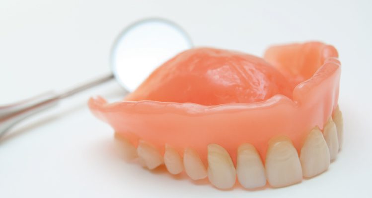  Mujer de 48 años murió al tragarse la prótesis dental mientras dormía