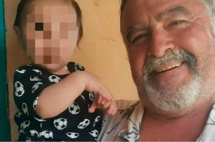  Un abuelo y su nieto de un año murieron tras estar 16 horas dentro de un carro