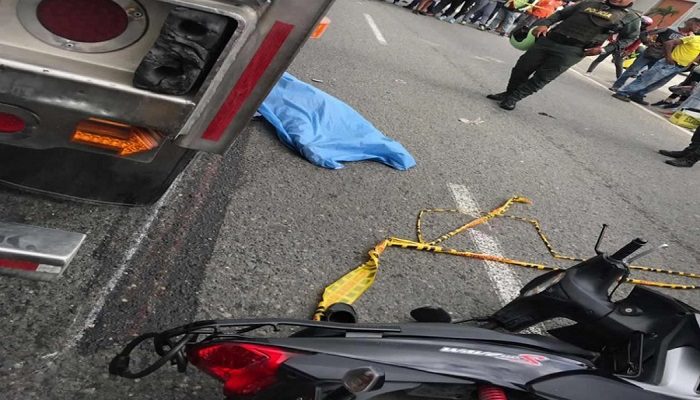  Muere mujer al perder el control y chocar su moto contra las barandas de la carretera
